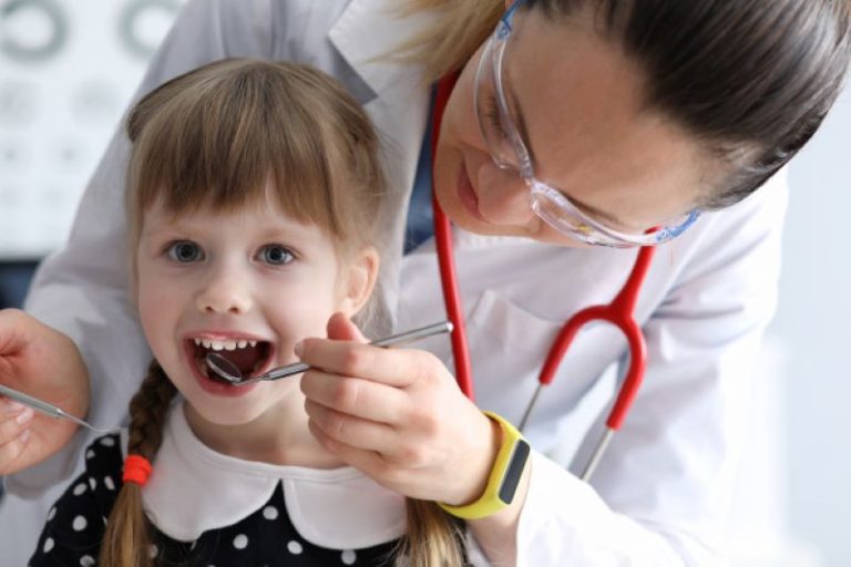 Otroški zobozdravnik je prvi, ki skrbi za otrokovo ustno higieno